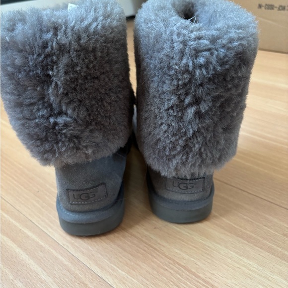UGG Boots Grey! Used ! - Picture 2 of 4